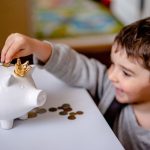 Enséñales a tus hijos el hábito del ahorro